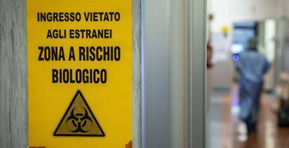 Cartel informativo en el Hospital Oglio Po, en Casalmaggiore, norte de Italia.
