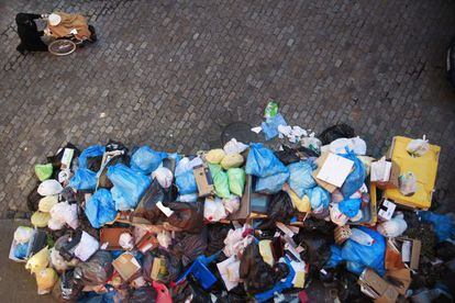 Los conflictos con contratas de basura como el vivido en Sevilla podr&iacute;an aumentar con la poda de competencias.