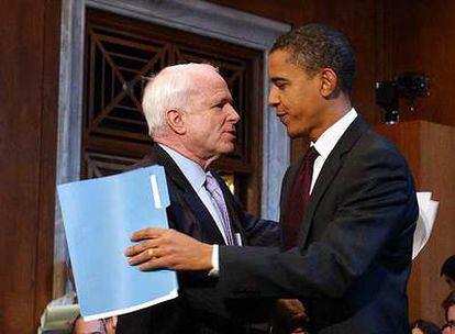 John McCain, a la izquierda, saluda a su contrincante Barack Obama en el Capitolio el pasado enero.