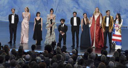 El reparto de 'Juego de tronos' recibe la ovación del público en los Emmy.