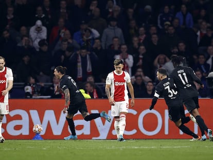 Darwin Núñez celebra el tanto de cabeza que le ha dado al Benfica el pase a los cuartos de final en Ámsterdam.