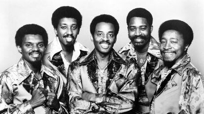Earl Young, en el centro, cuando formaba parte del grupo The Trammps, en 1977.