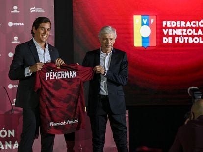 José Pekerman recibe la camiseta de Venezuela del presidente de la federación nacional Jorge Gimémez, este martes.