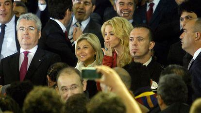 La cantante colombiana Shakira le manda un beso a su novio, el defensa Piqué, poco antes de empezar la final de la Copa del Rey.