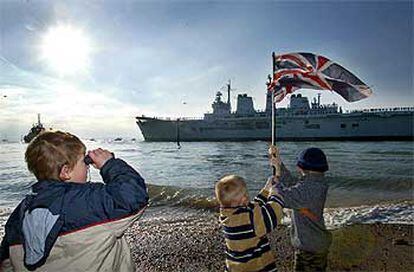 Un grupo de niños observa la partida del puerto de Portsmouth del portaaviones británico <b><i>Ark Royal</b></i> con destino al Mediterráneo.