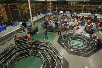 El índice Ibovespa de la bolsa paulista fue el que más se depreció en la región durante la jornada, al caer un 1,81 % y quedar en las 50.067 puntos, tras una comercialización de acciones por 2.241 millones de dólares. EFE/Archivo