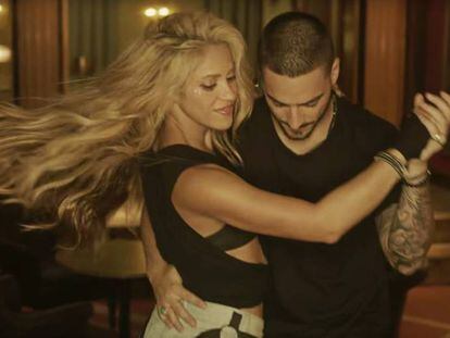 Shakira y Maluma reformulando el reguet&oacute;n con salsa colombiana en &#039;Chantaje&#039;.