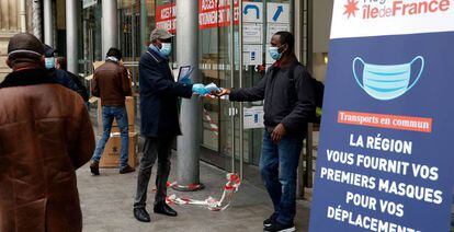 Un voluntario reparte mascarillas en la entrada de la estación Gare du Nord en París, este miércoles.  
 