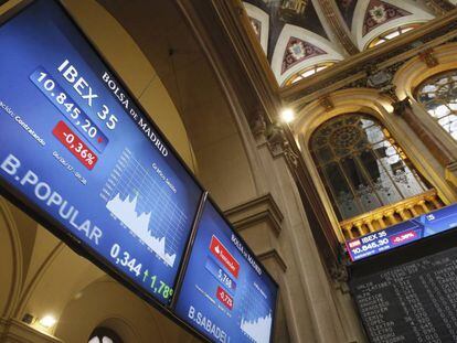 La Bolsa española abre la sesión de hoy con pérdidas del 0,25 %, y su principal indicador, el IBEX 35, se sitúa en los 10.850,2 puntos, con los inversores pendientes del encuentro del Banco Popular con representantes del BCE. EFE/Fernando Alvarado