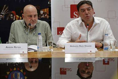 El presidente de la SGAE, Antón Reixa (izda), y el presidente de la Fundación Autor, Antonio Ruíz Onetti, durante la presentación en la sede madrileña de la entidad de gestión del Anuario SGAE 2012 de las Artes Escénicas, Musicales y Audiovisuales.