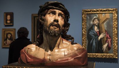'Ecce Homo' de Manuel Pereira, en primer pla. Al darrere, 'Crist amb la Creu' d'El Greco, en la nova mostra del MNAC.