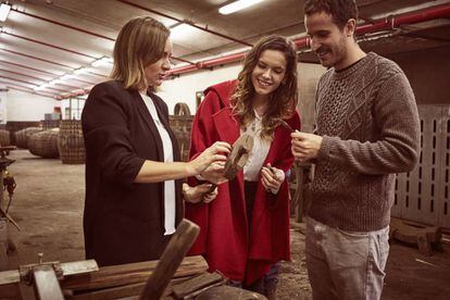 Rocío Osborne muestra a los luthiers María y Felipe Conde las fórmulas artesanales con las que Osborne mima la elaboración de Carlos I.
