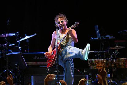 Fito P&aacute;ez toca la guitarra durante el show brindado en Konex.