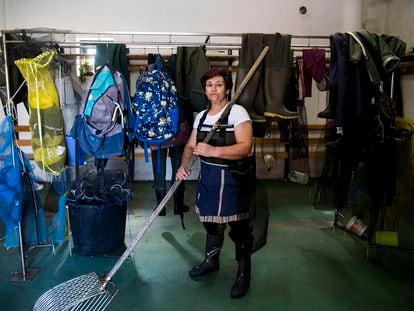 Rosa Vilán, mariscadora de Arcade (Pontevedra) en las instalaciones de la cofradía, tras cesar su actividad marisquera durante el decreto de emergencia por la crisis del Covid-19.