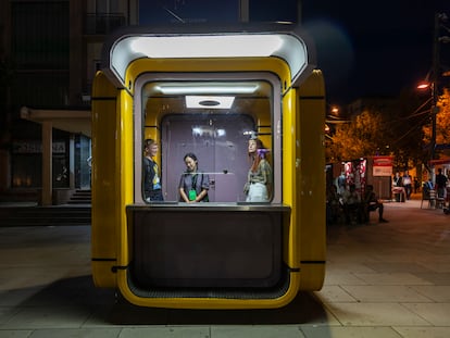 La instalación 'Objectification of Senses' (2022), estación de radio efímera de Ilir Dalipi en un antiguo kiosco de Pristina.