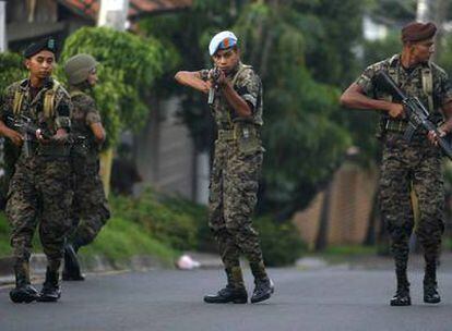 Soldados hondureños bloquean una de las calles que dan acceso a la residencia del presidente Zelaya en Tegucigalpa.