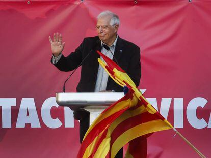 El exministro Josep Borrell, durante su intervención en la manifestación convocada por la entidad Societat Civil Catalana en Barcelona.
