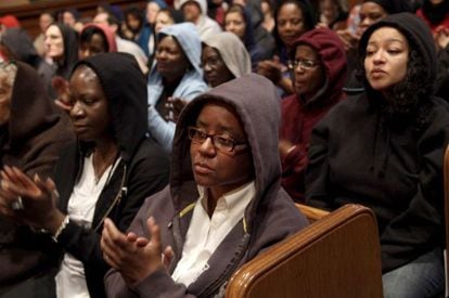 Asistentes a una ceremonia en Nueva York llevan capuchas como el asesinado Trayvon Martin.