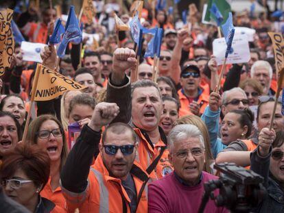 Unas 3.000 personas participaron hoy en una concentración en Algeciras (Cádiz) en apoyo a los estibadores.