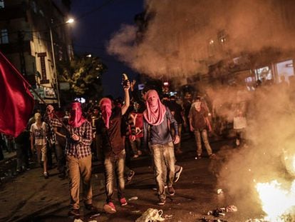 Protesta en Estambul por una operación policial contra militantes kurdos.