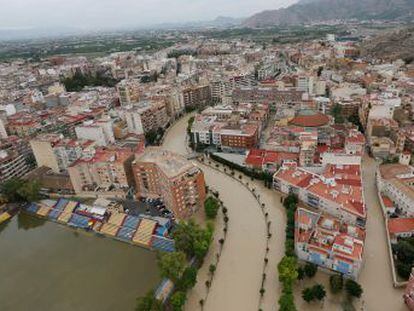 La ciudad alicantina sufre su mayor inundación y espera el desbordamiento del caudal que llega de Murcia