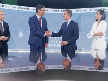 Pedro Sánchez y Alberto Núñez Feijóo, acompañados por los presentadores Ana Pastor y Vicente Vallés, este lunes antes del inicio del debate.