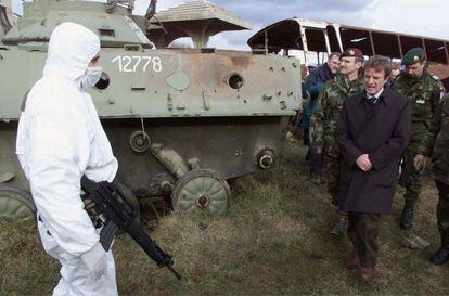 El jefe de la ONU en Kosovo, Bernard Kouchner, junto a un tanque yugoslavo destruido por bombas de la OTAN en la guerra, en Klina.