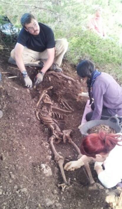El equipo encargado de la exhumación del 'soldado desconocido', junto a los restos.