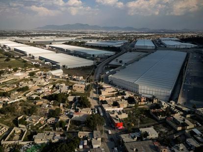 Vista aérea del Barrio San Sebastián (abajo) junto al parque industrial Tepozpark III, en Tepotzotlán, Estado de México el 1 de junio de 2023. 