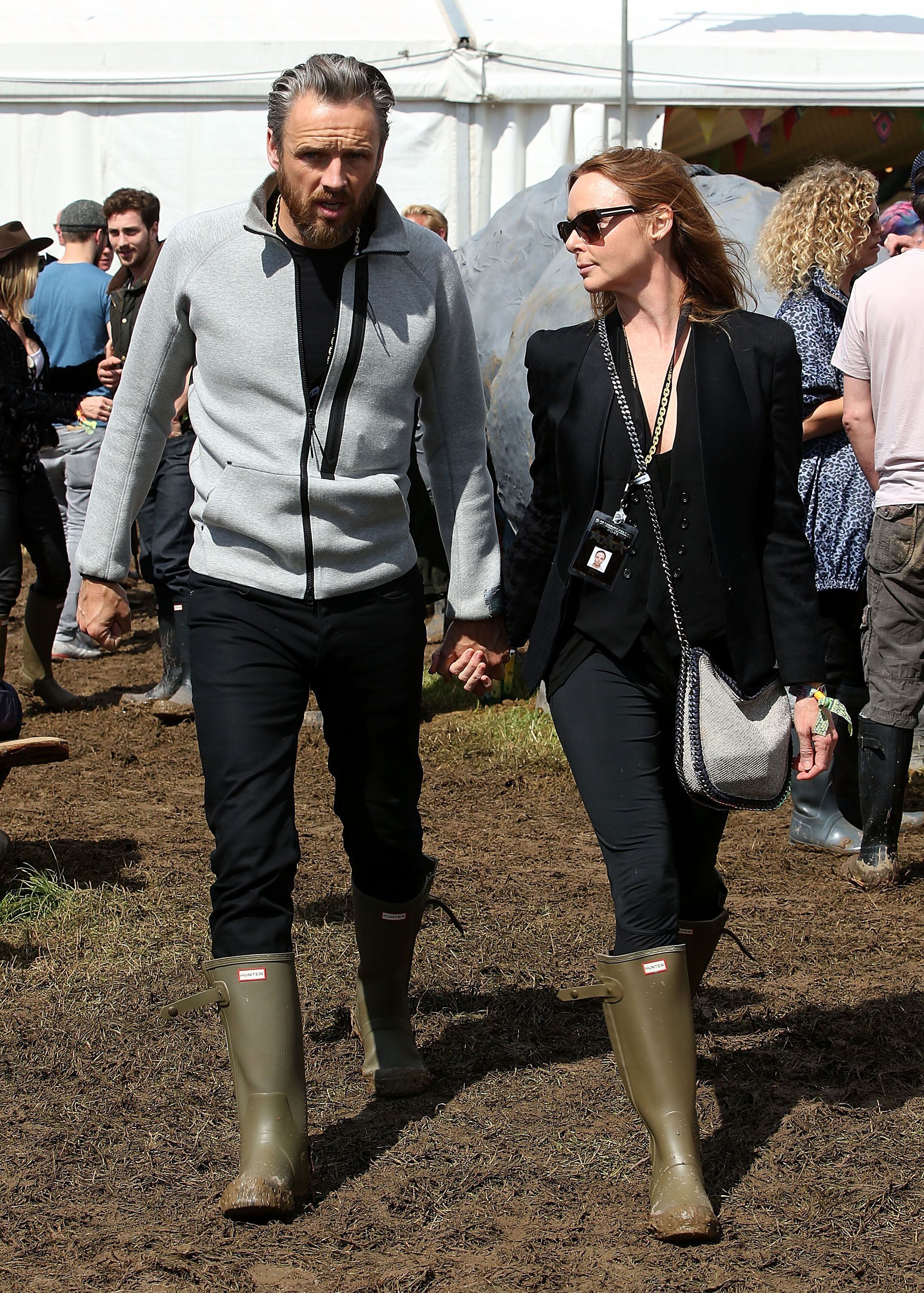  Alasdhair Willis, director creativo de la marca desde 2013 hasta 2020, junto a su esposa, la diseñadora Stella McCartney, en el festival de Glastonbury del año 2014. 