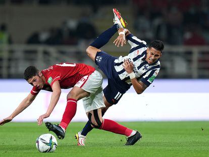 Mohamed Elmaghrabi choca frente a Maxi Meza, durante el partido entre el Al Ahly y los Rayados de Monterrey.