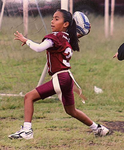 Diana Flores, a los 10 años, durante un entrenamiento de fútbol bandera.