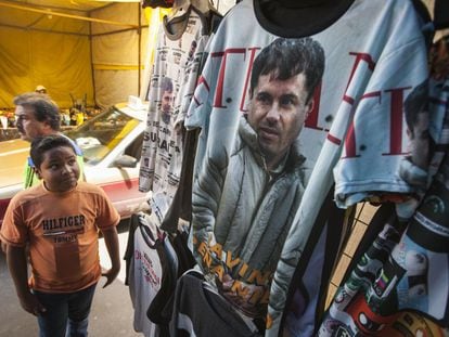 Venta de ropa con la imagen de Joaquín 'el Chapo' Guzmán en el barrio de Tepito de la Ciudad de México.