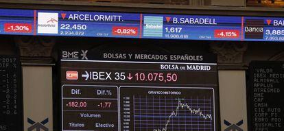 Los t&iacute;tulos de Caixabank y Banco Sabadell, ayer en el mercado.