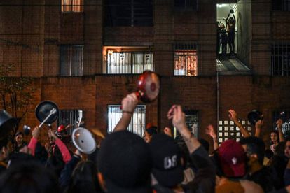 En las primeras horas del toque de queda continuaron los cacerolazos pacíficos en Bogotá.