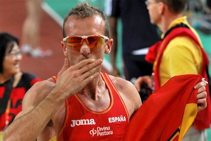 Sergio Sánchez celebra la medalla de plata.