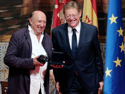 El president de La Generalitat, Ximo Puig (d) entrega al diseñador Francis Montesinos, la Alta Distinción de la Generalitat Valenciana durante el acto institucional del 9 d'Octubre, Día de la Comunidad Valenciana.
