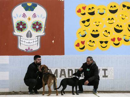 Fernando López y Javier González, junto a Sam y Noa en el centro penitenciario Madrid VI de Aranjuez. 