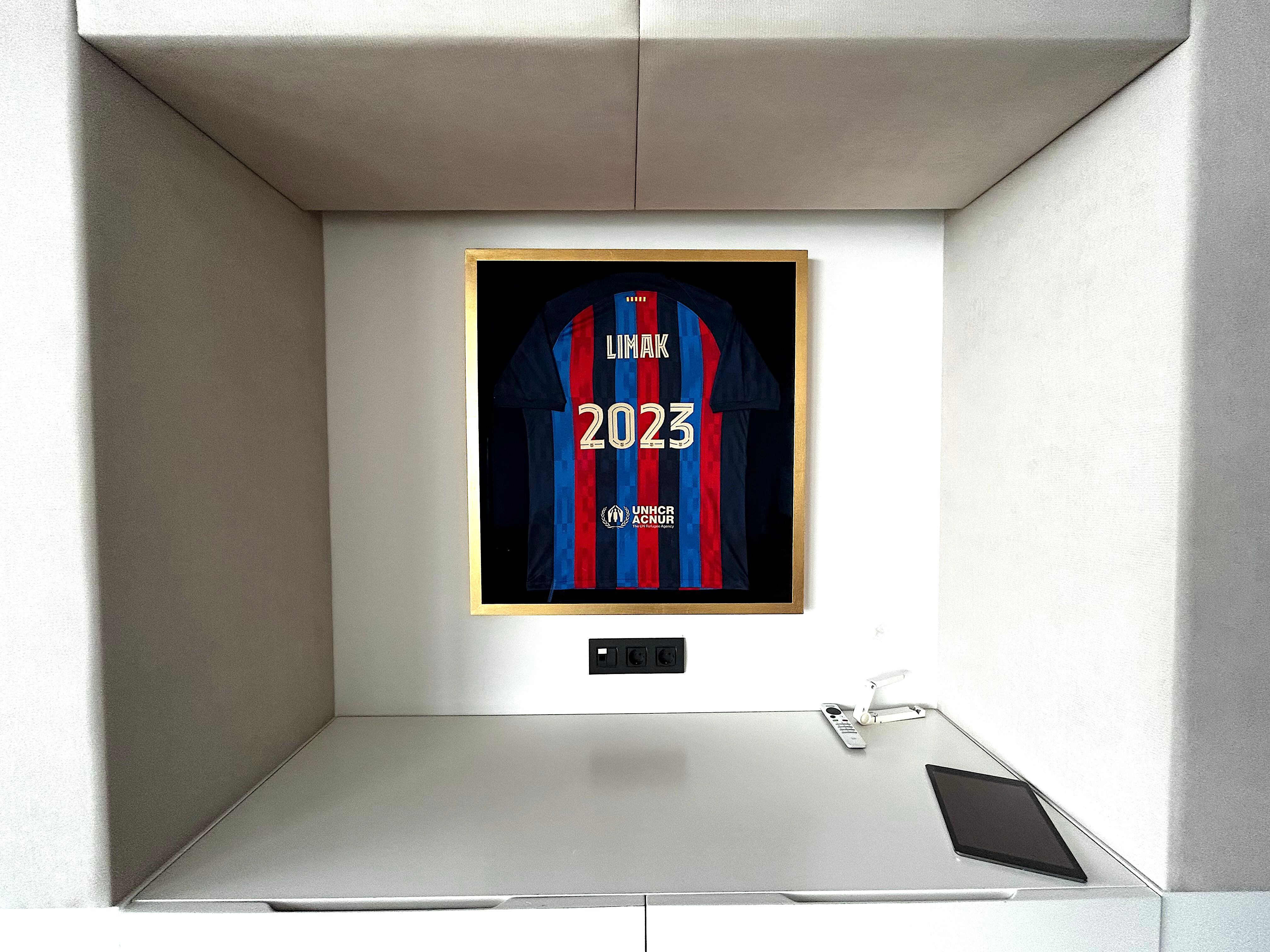Una camiseta del FC Barcelona regalada a Limak por el presidente de la entidad blaugrana.