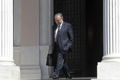 Lukas Papadimos  sale de la oficina del primer ministro griego, el pasado 31 de agosto.