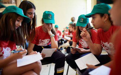 Un grupo de niñas debate durante uno de los talleres de Futura Afición en Pamplona.