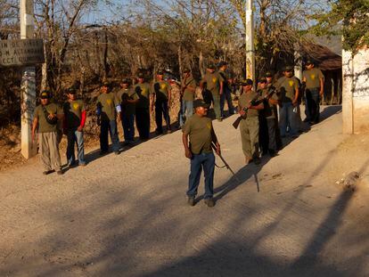 Hombres armados, parte de una autodefensa, formados al costado de una carretera en Guerrero, en enero de 2013.