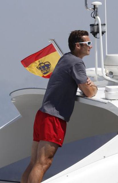 Urdangarin observa la Copa del Rey de vela en Palma en 2011.