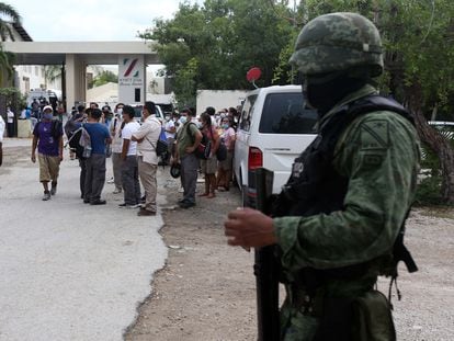 Un militar custodia la entrada de un hotel tras una balacera en Quintana Roo este año.
