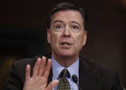 El entonces director del FBI James Comey testifica ante el Comité Judicial del Senado.