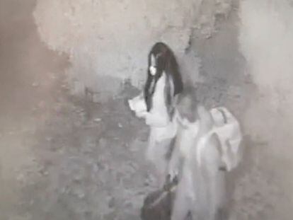 Imagen de una cámara que graba a un hombre y una mujer, presuntamente Constantín Dumitru y Priscila Guevara, que salen andando del restaurante Atrio, con tres mochilas, el pasado 27 de octubre.