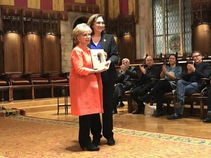 Isabel Allende recogiendo el premio de manos del alcaldesa Ada Colau. En vídeo, declaraciones de la escritora chilena.