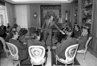 El rey Juan Carlos reúne a los líderes políticos en la jornada de reflexión de 1982.