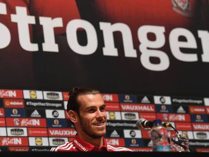 Bale, en una rueda de prensa de Gales.