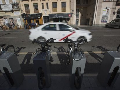 Bicicletas eléctricas de alquiler en la Plaza de la Cebada de Madrid.